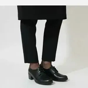 کفش چرم زنانه طبی بندی مدل پارمیس مشکی پاشنه 5 سانت