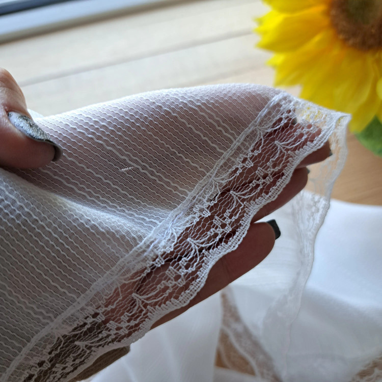 مینی اسکارف حریر ژولی سفید و مشکی ابعاد 70 در 70 در 100 حاشیه دانتل دوزی شده