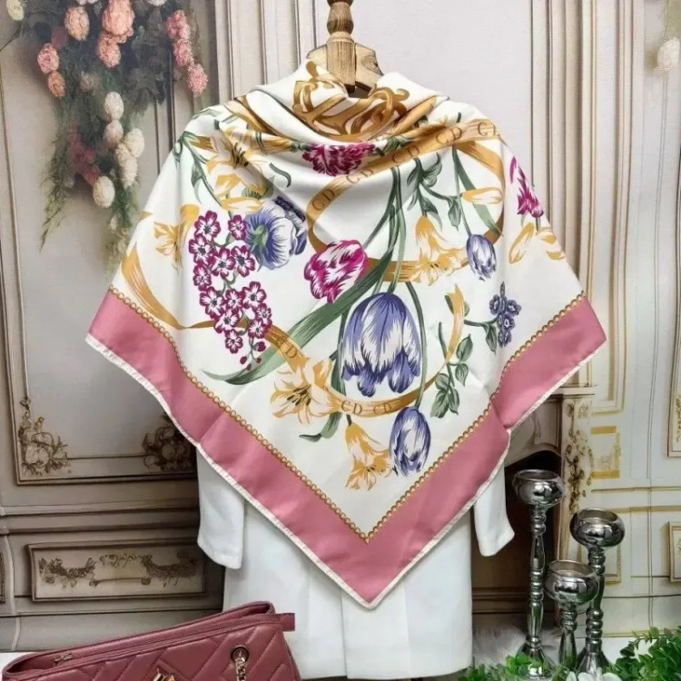 روسری ساتن ابریشم قواره 140 طرح رزگلد دور دوخت مجلسی