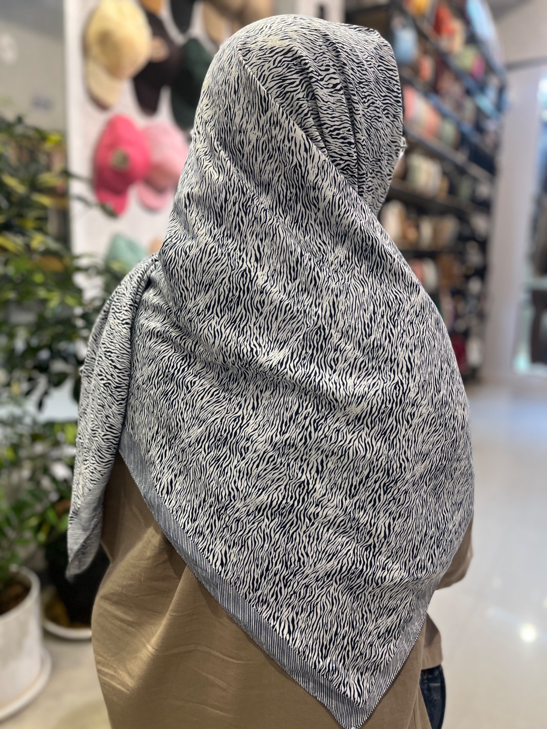 روسری نخی پاییزه قواره 140 طرح زبرا | دارای رنگ بندی . منگوله دار