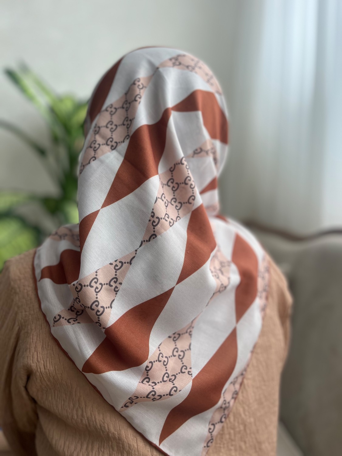 روسری نخی طرح گوچی قواره 90 | دور دست دوز