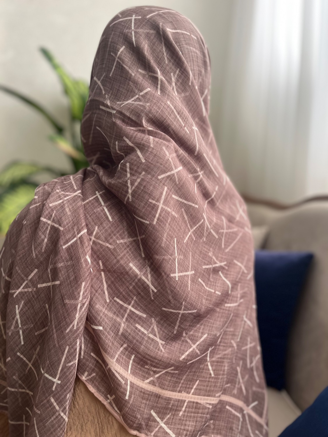 روسری نخی طرحدار قواره140 | دارای طرح بندی با رنگبندی کرم نسکافه ای