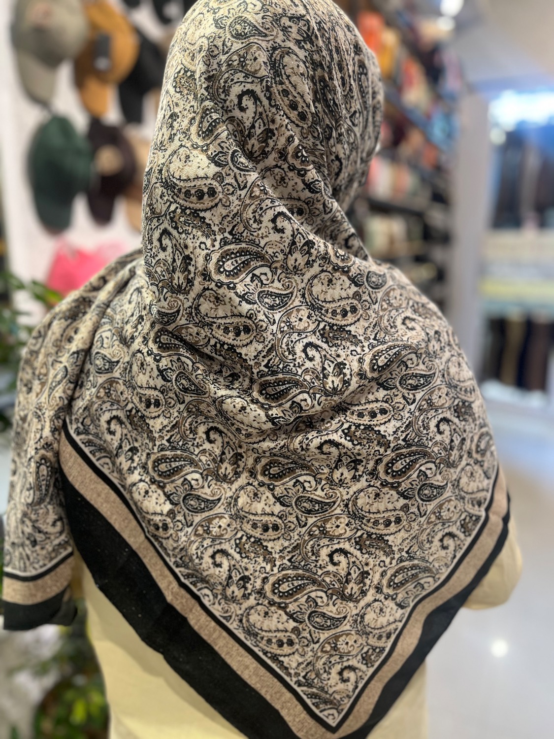 روسری برشکا لمه دار قواره 140 طرح بته جقه